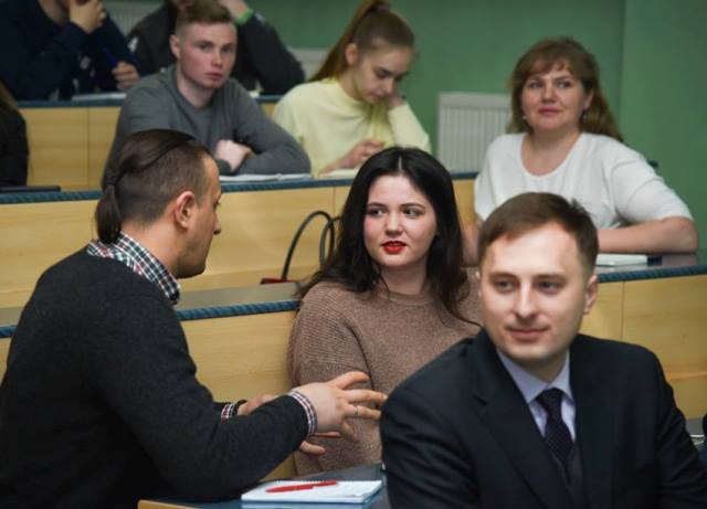 Студенти виконують комунікативні завдання